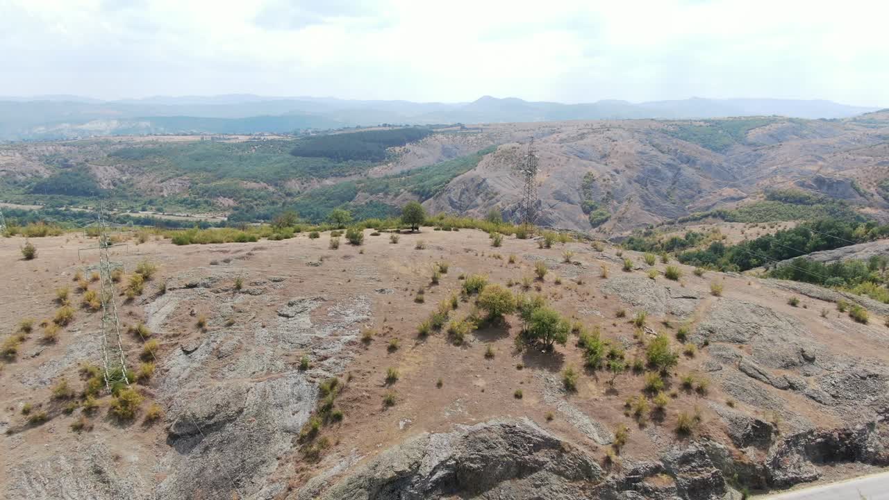 Strada tortuosa e serpeggiante che attraversa il passo di Troyan Beklemeto attraverso i Monti Balcani. Il paesaggio montano con dolci colline e una strada remota mostra un percorso di viaggio panoramico in Bulgaria