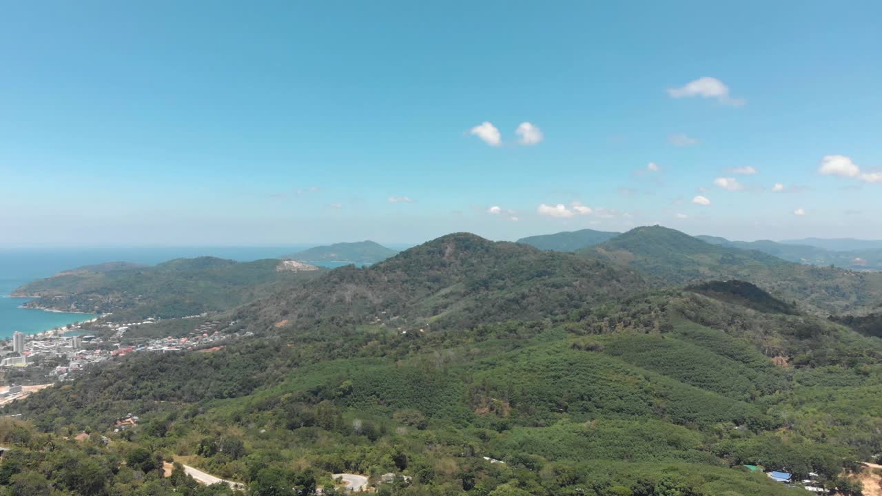 남부 푸켓 무성한 정글과 태국 안다만 해로 둘러싸인 산악 풍경 - 공중 낮은 파노라마 샷