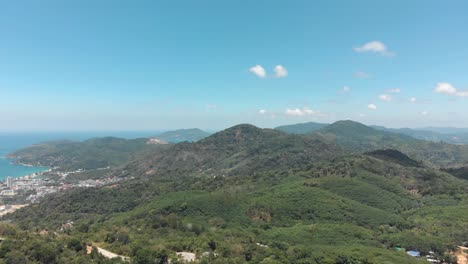 Südlicher-Phuket-üppiger-Dschungel-Und-Gebirgige-Landschaft,-Umgeben-Von-Der-Andamanensee-In-Thailand---Niedrige-Panoramische-Aufnahme-Aus-Der-Luft