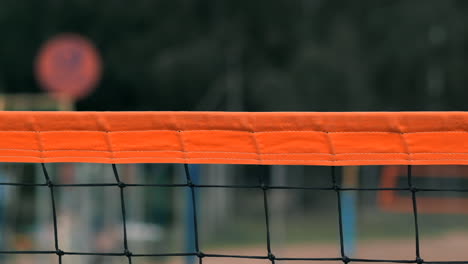 Mujeres-Compitiendo-En-Un-Torneo-Profesional-De-Voleibol-De-Playa.-Un-Defensor-Intenta-Detener-Un-Tiro-Durante-El-Voleibol-De-Playa-Profesional-Internacional-De-2-Mujeres.