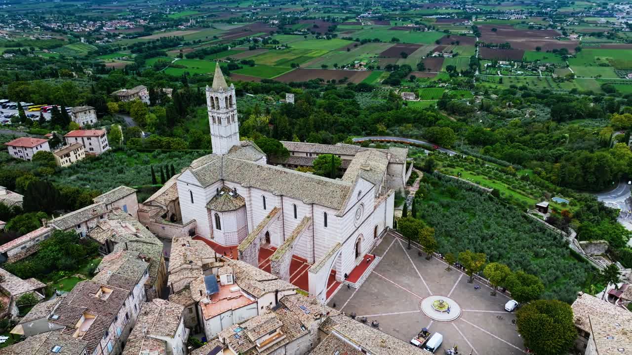 이탈리아 중부 에 있는 아시시 시 에 있는 바실리카 디 산타 키아라 - 교회 의 공중 사진