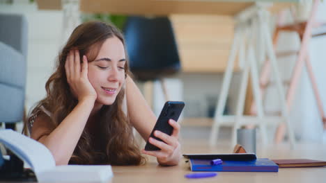 estudiante mujer navegando por el teléfono inteligente