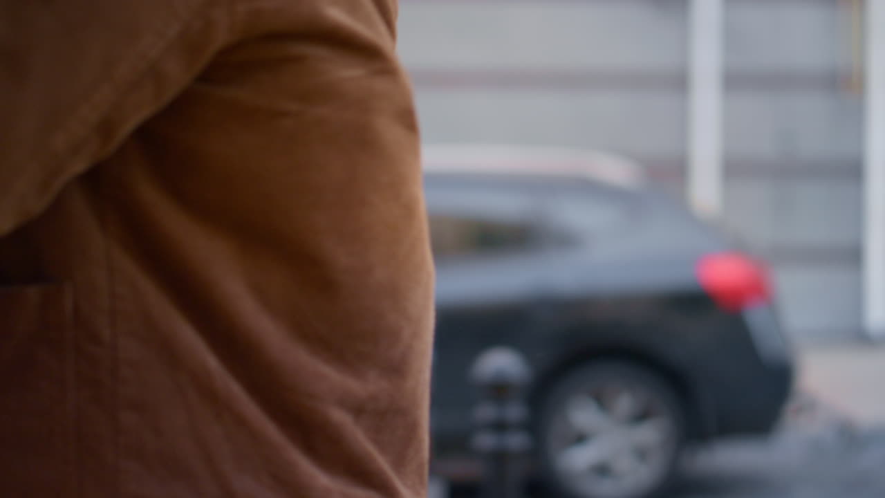 мужские руки с помощью смартфона ходят по улице города вблизи. уверенный пользователь приложения.