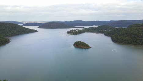 Calm-Water-Of-Mooney-Mooney-Creek-With-Green-Island---Mooney-Mooney-Suburb-In-New-South-Wales,-Australia