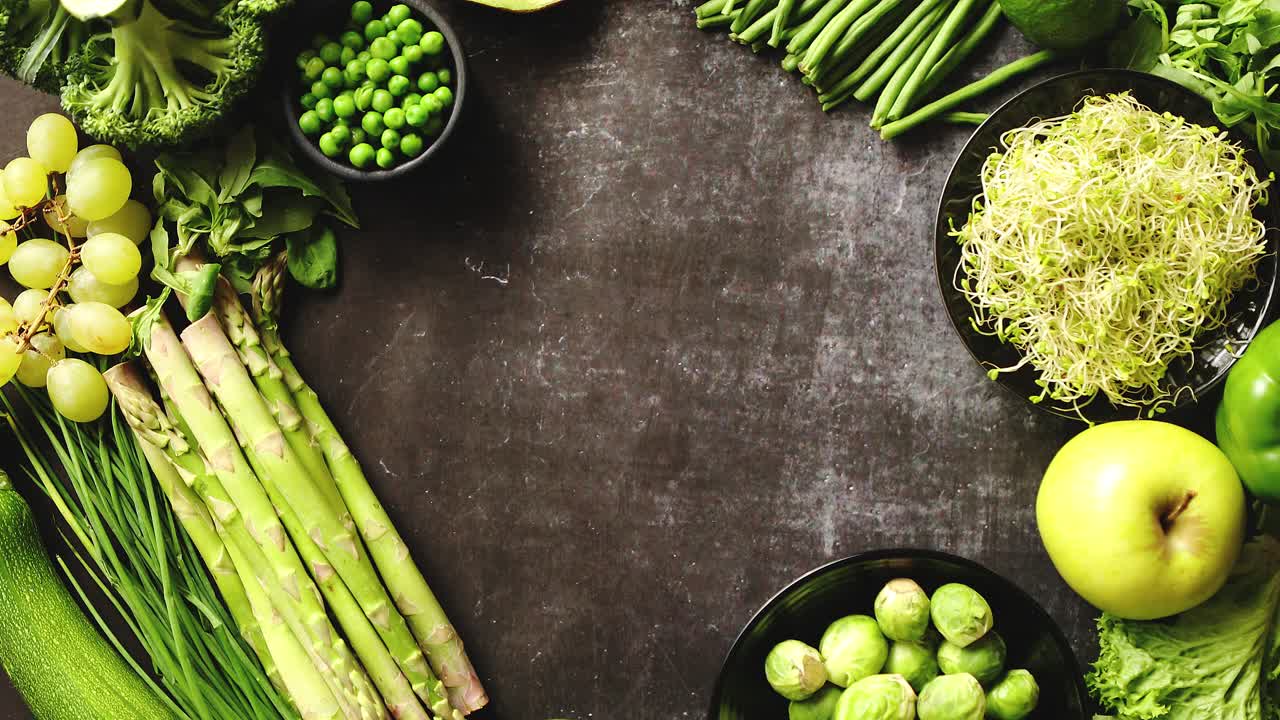 Composizione di cibo sano verde con smoothie di avocado, broccoli e mela