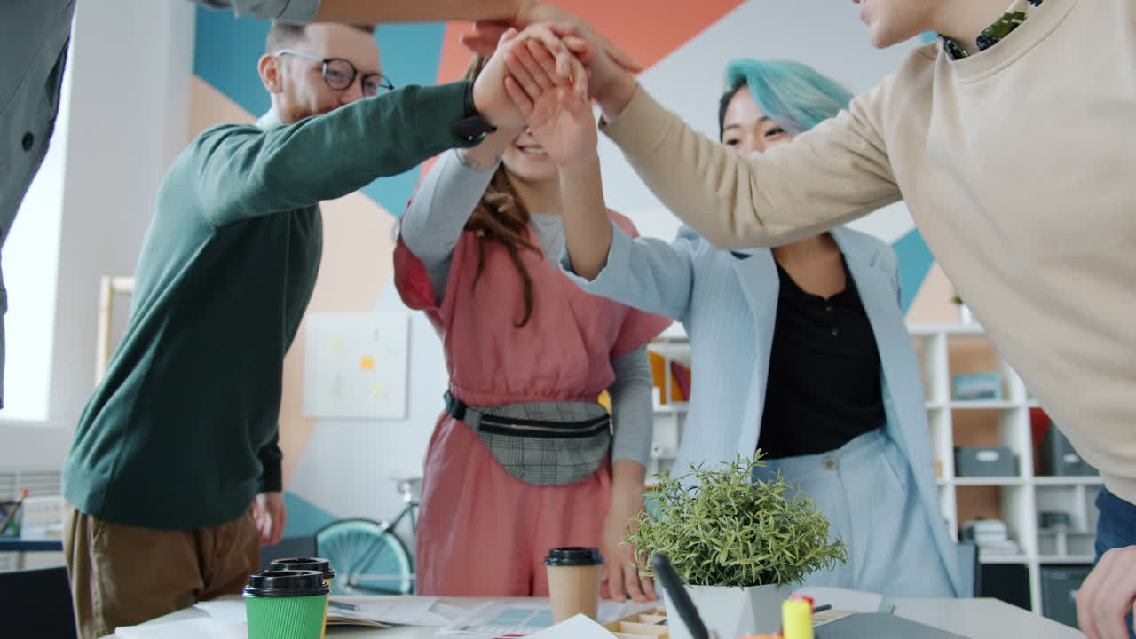 성공을 축하하는 팀