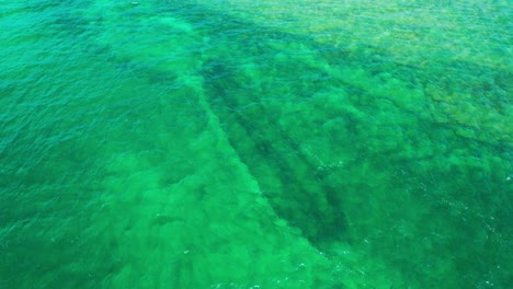 vista aérea mirando hacia el agua en un naufragio en el condado de door, wisconsin