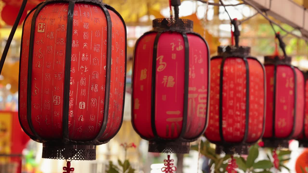 linternas rojas colgando en un entorno festivo