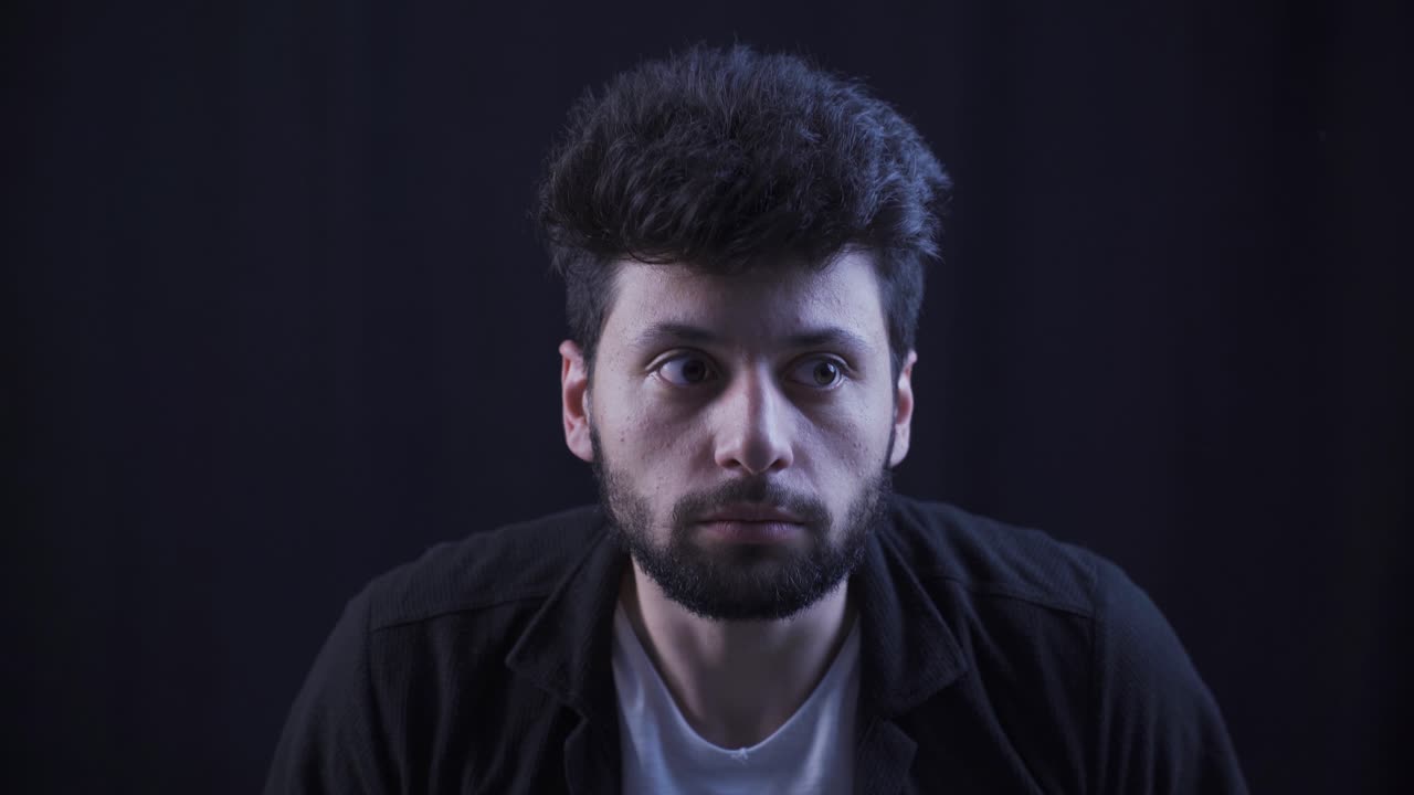 el hombre mentalmente enfermo tiene miedo.