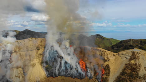 vista aérea del cambio climático en acción mientras un incendio forestal quema el paisaje