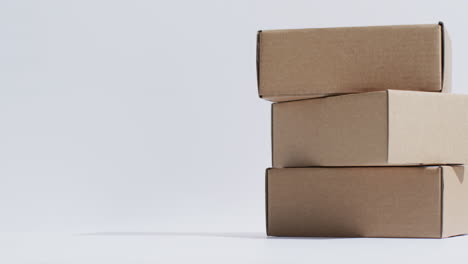 video de cajas de cartón apiladas con espacio de copia sobre fondo blanco
