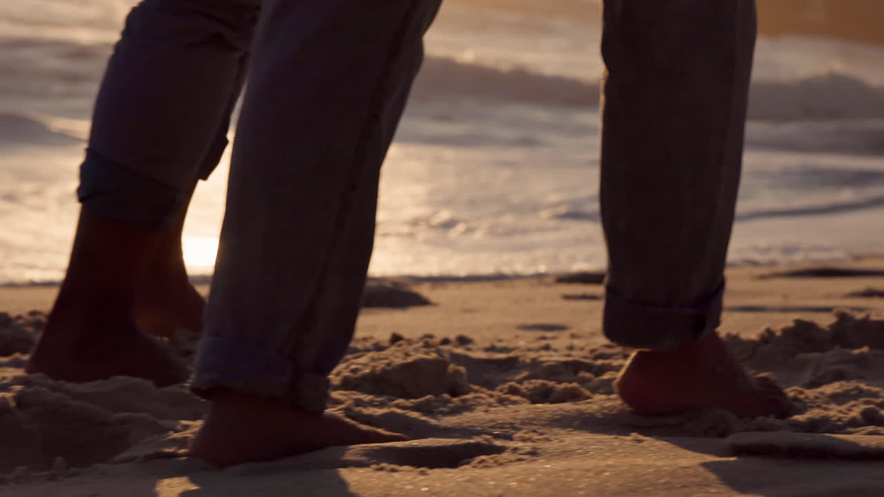 휴식을 취하고, 해가 지고, 해변을 고, 부부의 발이 고