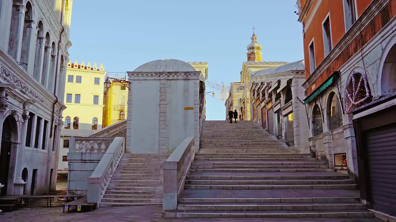 Antiche scalinate in pietra del Ponte di Rialto durante il lockdown