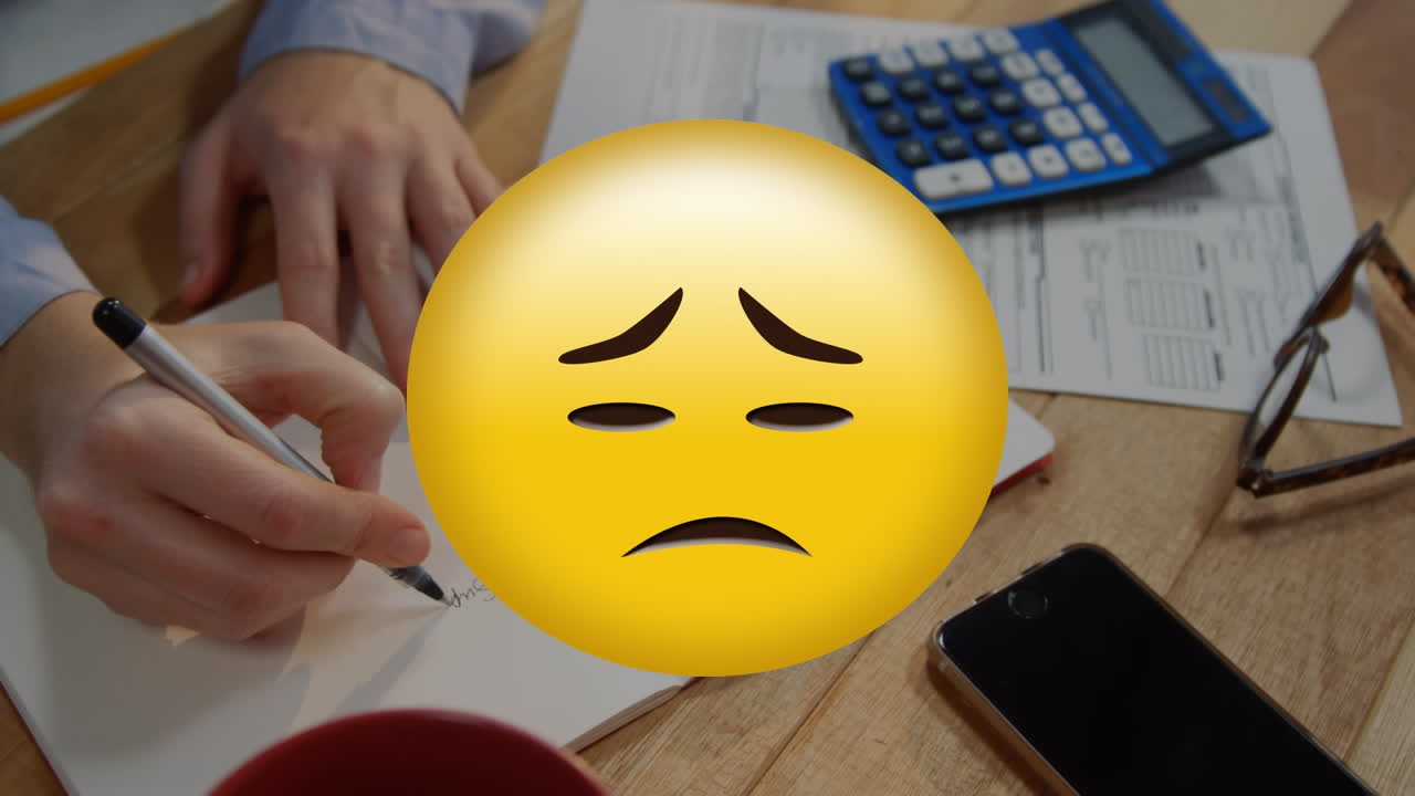 Animação de ícone de emoji triste sobre mulher caucasiana escrevendo e smartphone