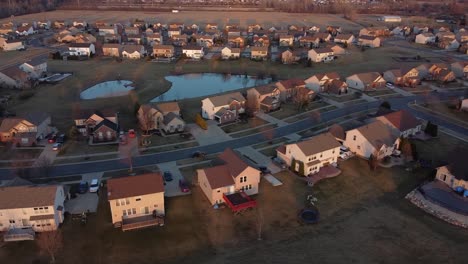 Desarrollo-De-Viviendas-Rurales-Durante-La-Puesta-De-Sol,-Michigan,-Estados-Unidos,-Vista-Aérea-De-Drones