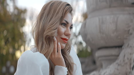 mujer con una blusa blanca al aire libre