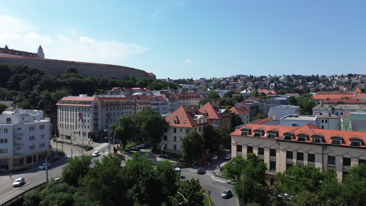 낮에는 브라티슬라바 성과 구시가지의 공중 전망, 드론 공중 전망 4k 여름 동안 슬로바키아 유럽 수도의 촬영, 랜드마크의 놀라운 전망