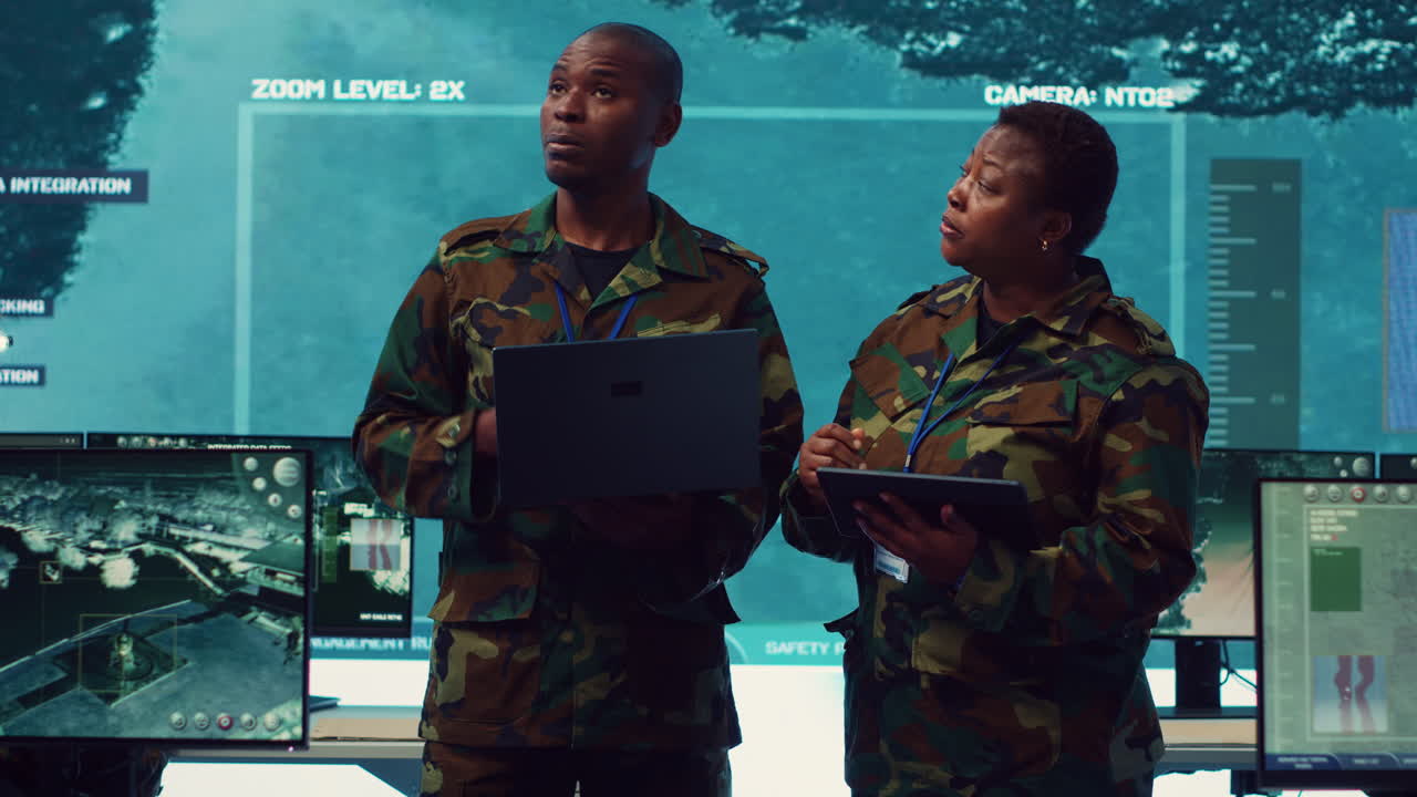 los ingenieros de operaciones especiales examinan las imágenes de vigilancia para recopilar información.