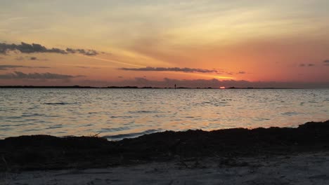puesta de sol desde el nivel del suelo en la calzada de dunedin florida