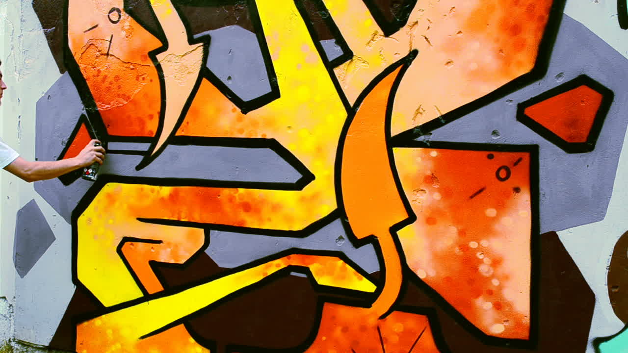 L'artista disegna graffiti su una recinzione. Graffiti su una recinzione.