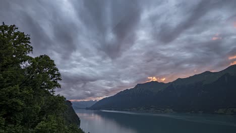 lapso de tiempo de las nubes al atardecer sobre un lago alpino suizo
