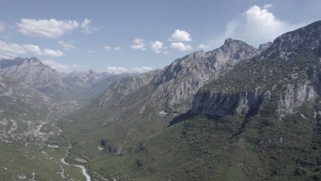 Frontales-Drohnenvideo,-Das-Sich-über-Den-Fluss-Lumi-I-Thethit-In-Sh21,-Albanien,-Bewegt,-Mit-Den-Bergen-Im-Vordergrund-Als-Hauptaufnahme