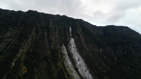 Bosque-Destruido-Por-Deslizamientos-De-Tierra-Masivos,-Milford-Sound,-Nueva-Zelanda