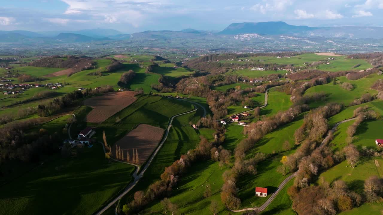 산의 농업 풍경, 공중 드론 전망, 멀리 눈이 내린 산