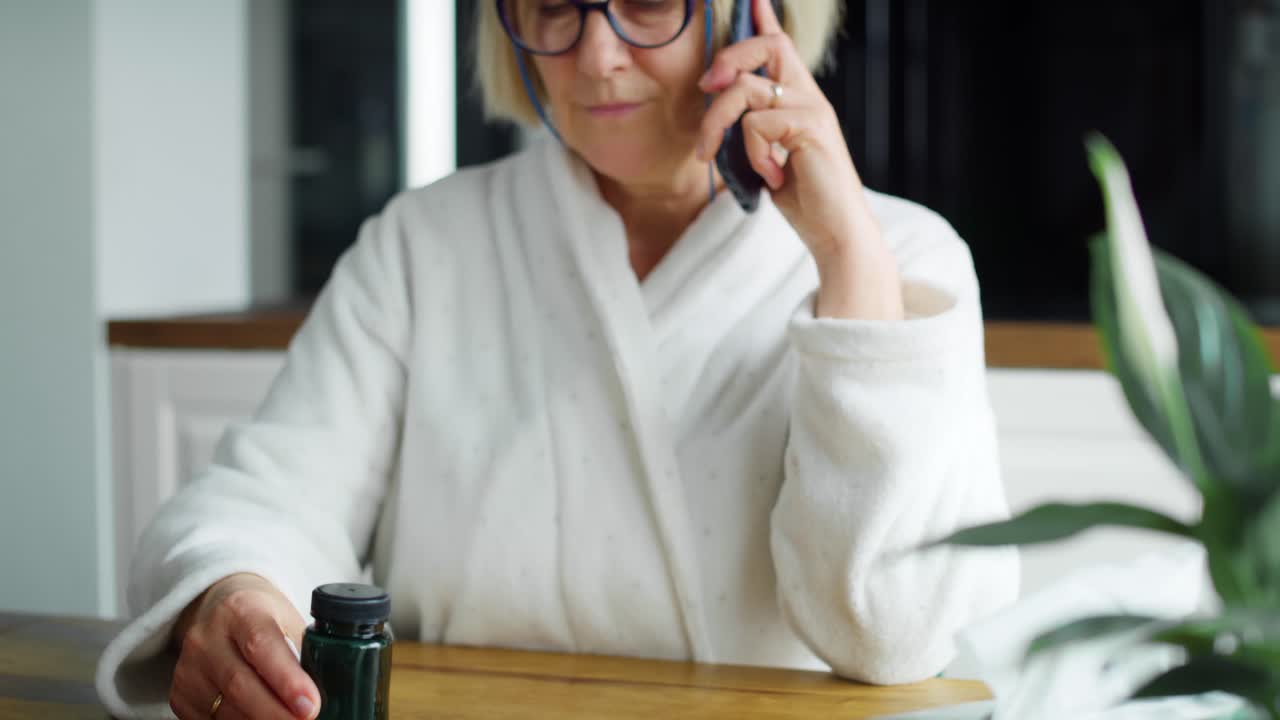 Video av eldre kvinne som ringer legen