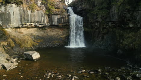 Enfoque-De-Cascada-En-Cámara-Lenta-En-Invierno-En-El-Sendero-De-Las-Cascadas-De-Ingleton,-Yorkshire,-Reino-Unido