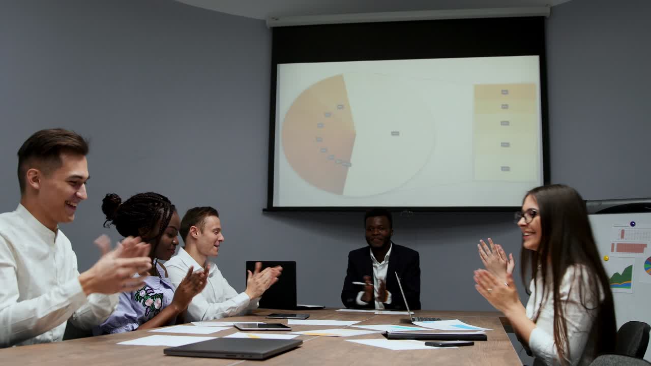 la junta directiva revisa la tabla en el proyector y discute los posibles movimientos en el éxito del mercado y el rendimiento de la compañía. aplausos después del discurso final del director de la compañía