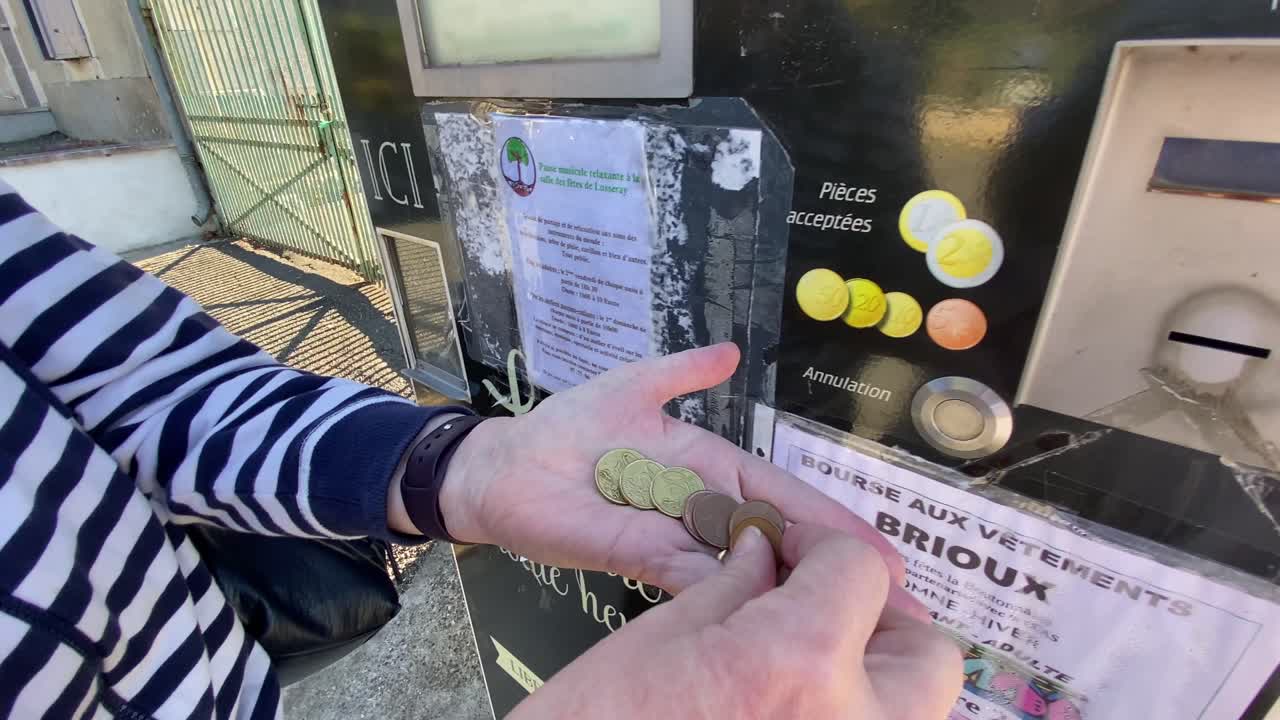 mujer que muestra monedas de euro contadas y luego puestas en la máquina de baguette