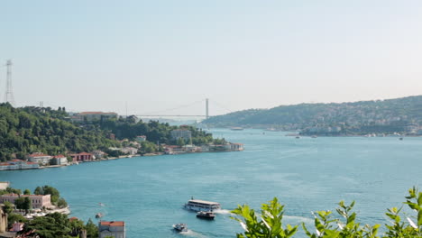 Vista-Panorámica-Del-Bósforo-Con-El-Mar-De-Marmara-Y-El-Icónico-Puente-De-La-Ciudad-De-Estambul-Entre-Los-Continentes-De-Asia-Y-Europa-Bajo-Cielo-Abierto