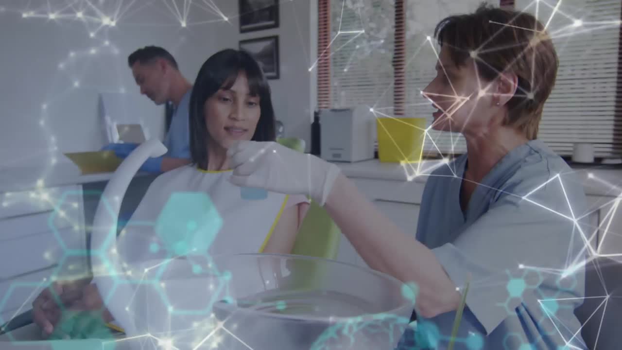 백인 여성 치과의사와 여성 환자에 대한 데이터 처리의 애니메이션