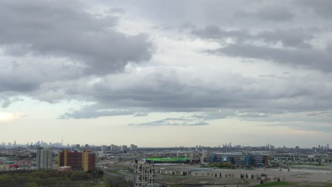 Lapso-De-Tiempo-De-Nubes-Dramáticas-En-El-Cielo-Sobre-El-Centro-Y-El-área-Metropolitana-De-Toronto,-Canadá