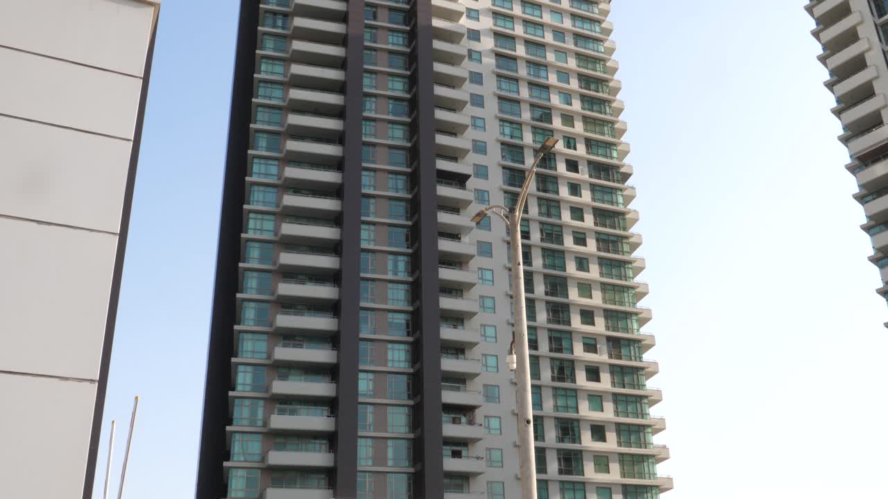 vista lenta de los modernos apartamentos de lujo en karachi