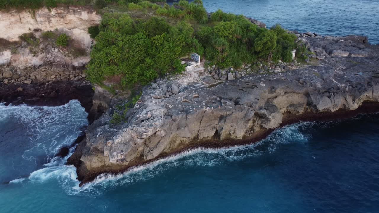 Toma circular de la pintoresca costa tropical con acantilados en Nusa Ceningan, Bali.