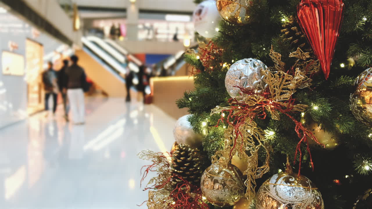 árbol de navidad con hermosa decoración en centro comercial