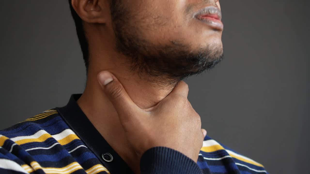 hombre comprobando su garganta