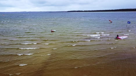 Luftaufnahme-Von-Windsurfern-Im-Windigen-Biscarrrosse-See-Im-Herbst,-Südfrankreich