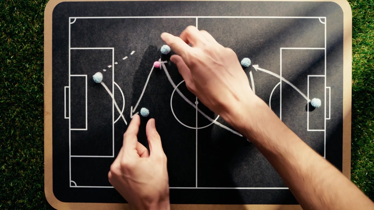 Allenatore che pianifica la strategia calcistica su lavagna tattica