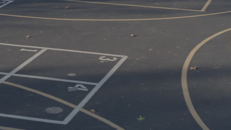 vista aérea del asfalto del patio de la escuela con cuatro líneas cuadradas y cancha de baloncesto