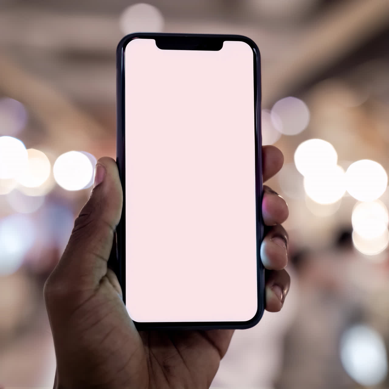 Mockup animato di uno smartphone in mano con sovrapposizione, video 4K trasparente, canale alfa, ProRes