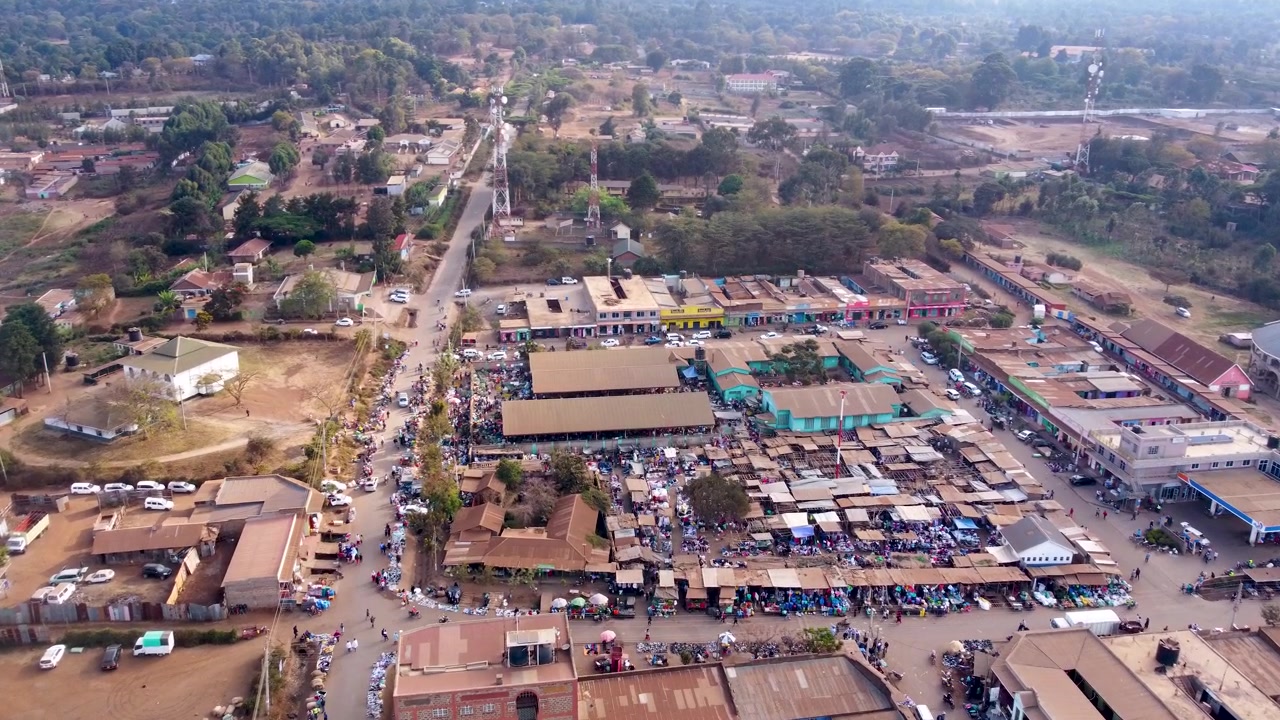 Riprese aeree con drone dall'alto del vivace mercato all'aperto di Loitokitok in Kenya, che mostrano commercianti, bancarelle, commercio locale e uno dei centri di mercato più trafficati del Kenya meridionale