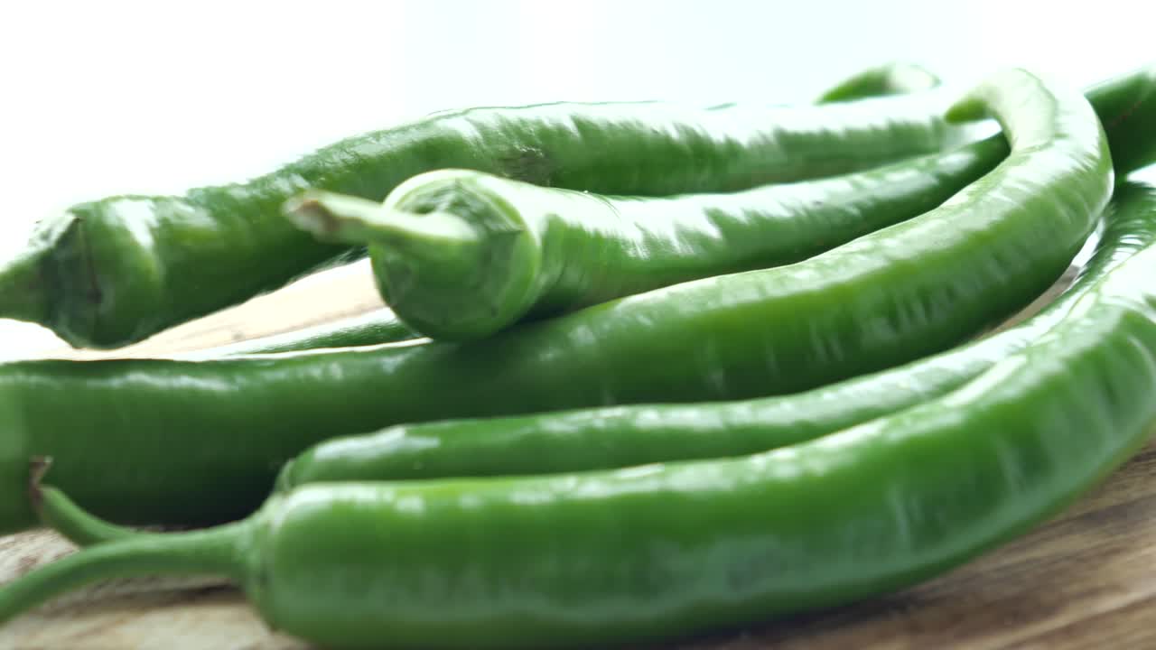 un montón de pimientos verdes