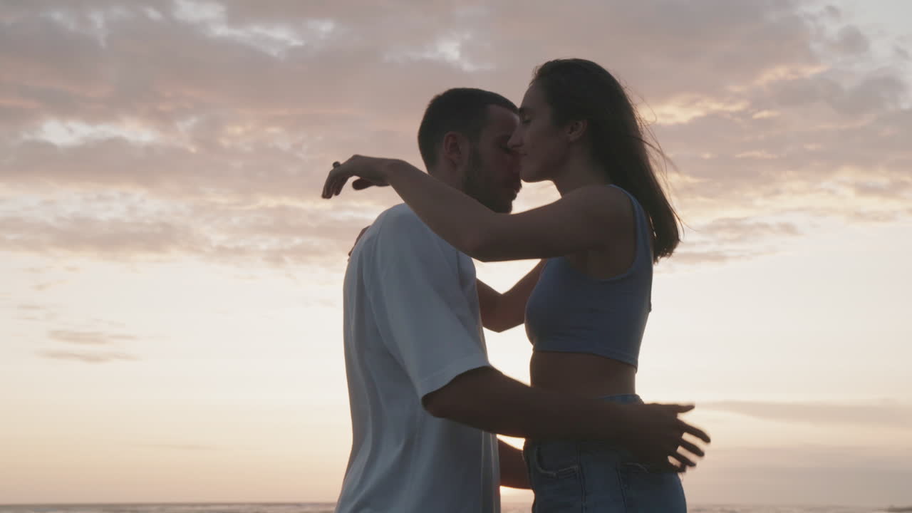 Coppia che si bacia al tramonto
