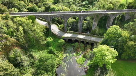 lugares épicos de irlanda waterford greenway durrow viaducto sobre carretera tortuosa puente y lento flujo ricer drones paisajes en waterford irlanda