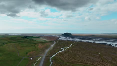 coche conduciendo a través de las tierras altas islandesas en el sur de islandia - toma aérea