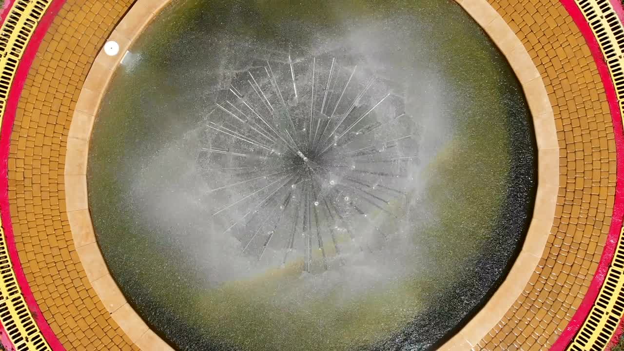 vista superior desde arriba en una hermosa fuente de forma circular esférica de una margarita en el parque