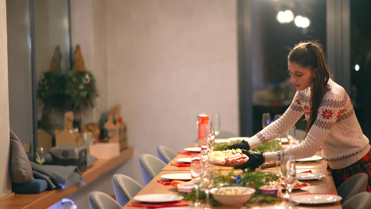 una mujer sirviendo la cena de navidad.